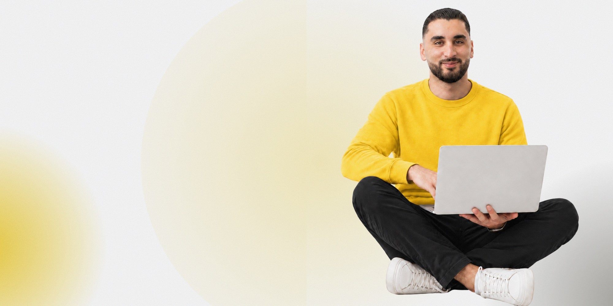 Adam, fondateur d’AdamEcom, dans son bureau